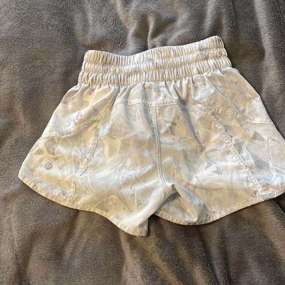 Lululemon Tracker Low-Rise Short - Picture 4 of 11